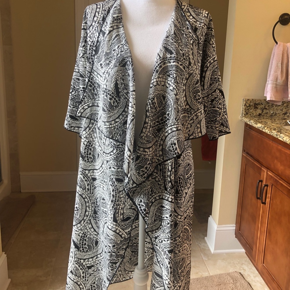 Lularoe NWT Shirley kimono black/white